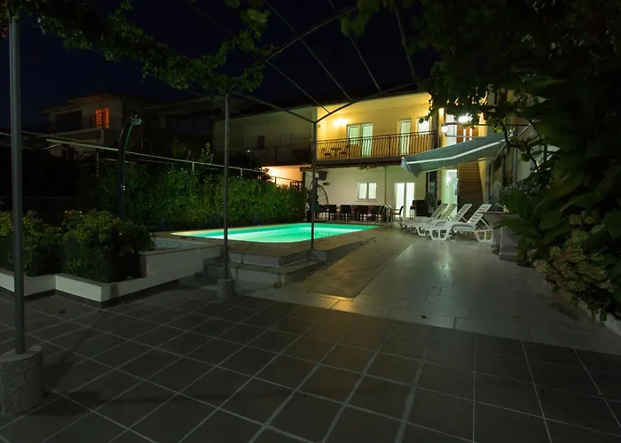 Beachfront Mami בית נופש Poljica (Trogir)