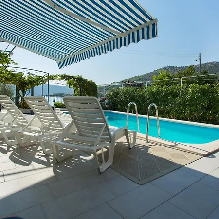 Holiday home Beachfront Mami *